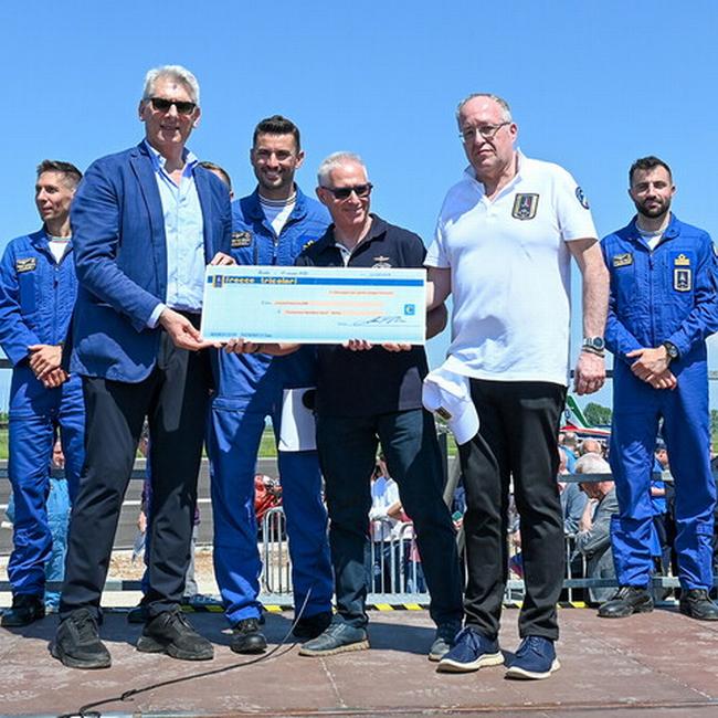 Un dono dal cielo per il Bambino Gesù con le Frecce Tricolori